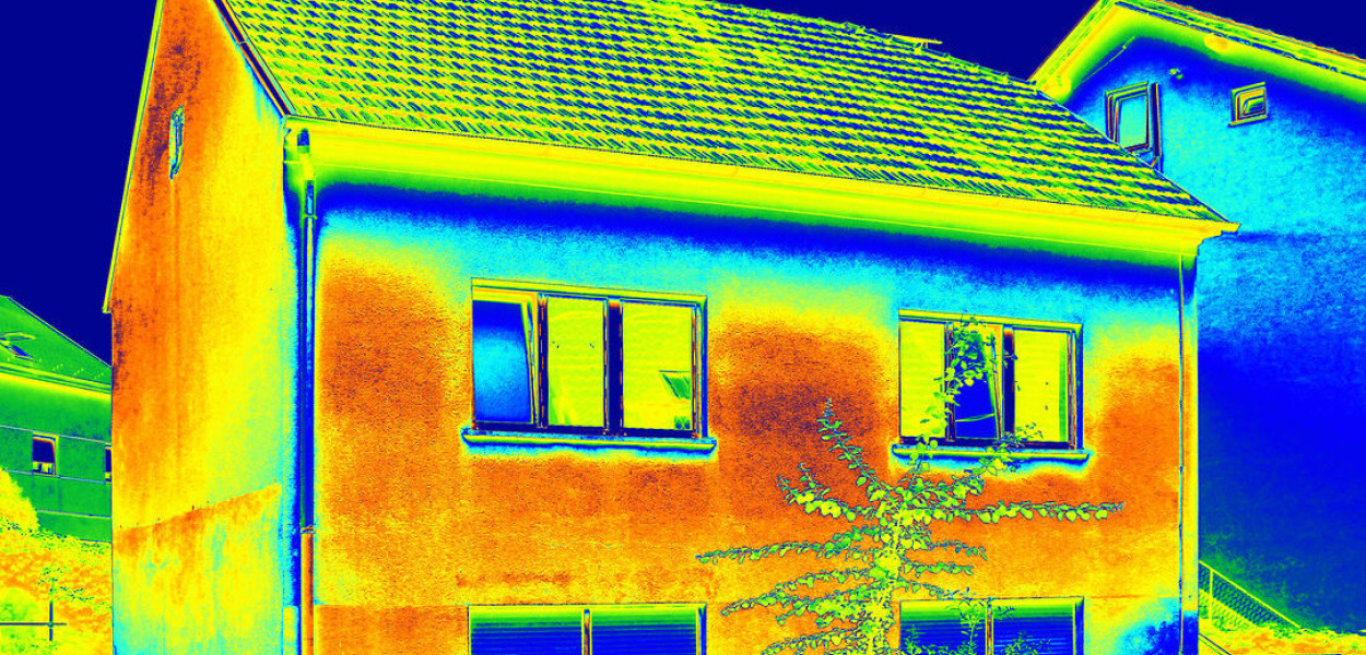 Warmtebeeld van een woning om de warmtelekken in beeld te brengen